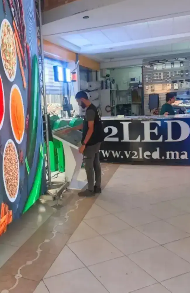Installation d’écran LED pour boutique à Casablanca – projet retail V2LED