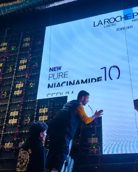 Écran LED événementiel installé à Casablanca sur scène pour événement corporate, affichage haute luminosité