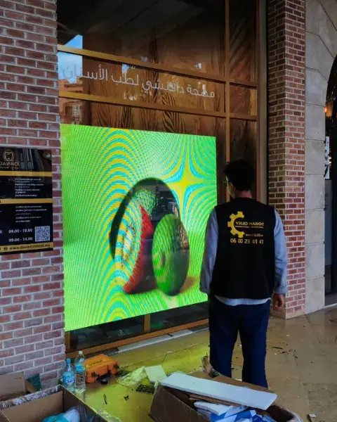 Écran géant LED au Maroc installé sur scène pour conférence ou fan zone, haute visibilité et tests d’affichage