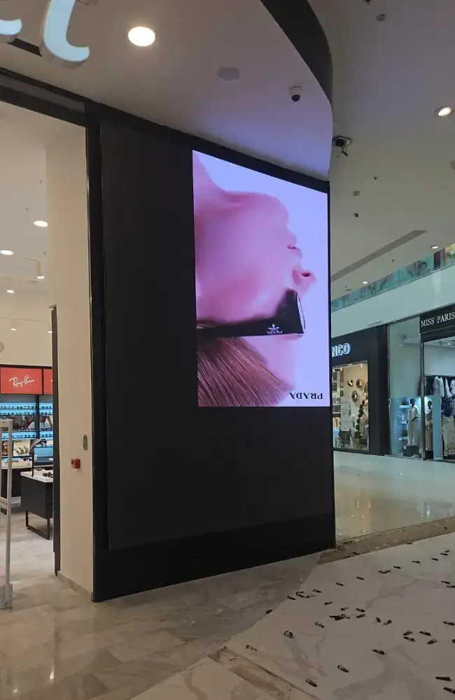 Écran LED en vitrine à Marrakech pour magasin, promotions visibles en plein jour