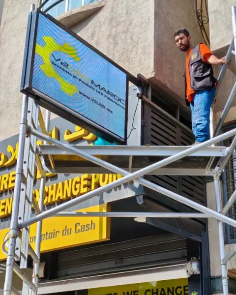 Techniciens réalisant l’installation et la maintenance d’une solution LED au Maroc, câblage, tests et calibration